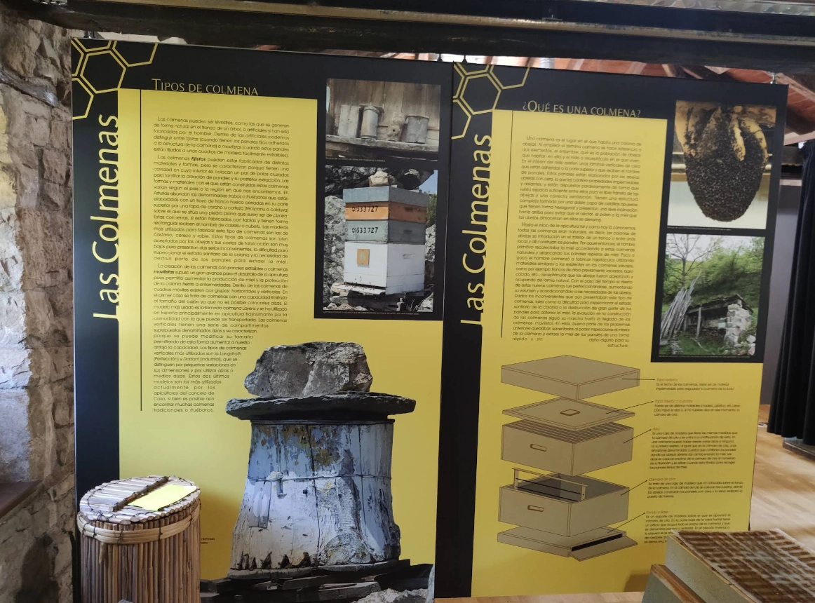 Paneles informativos y colmena tradicional en el Museo de la Apicultura de Caso, Asturias
