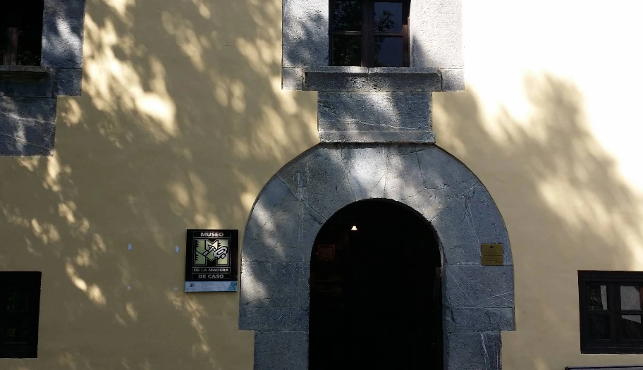 Entrada palacio Veneros museo madera Caso