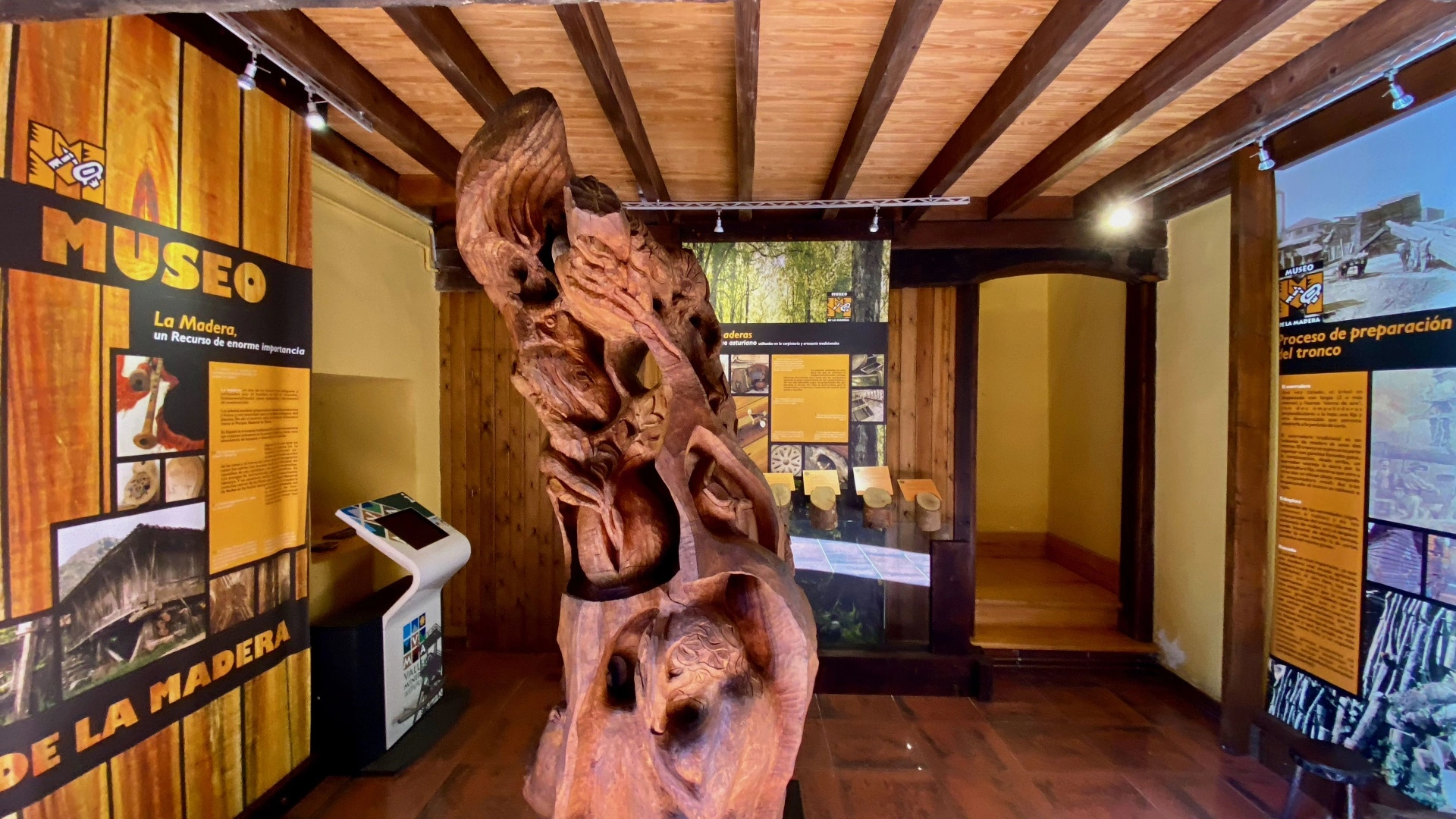 Escultura de madera en la exposicion interior del muma
