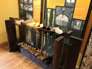 Madreñas y zuecos de madera en el museo de caso