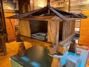 Maqueta horreo asturiano museo madera caso