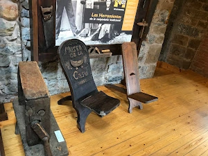 Mobiliario tradicional sillas madera museo Caso